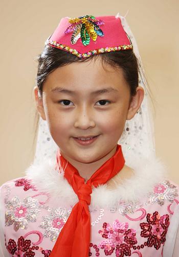 10月13日,在中國少年先鋒隊(duì)建隊(duì)59周年之際,共青團(tuán)中央、教育部、全國少工委等在北京舉行第十三屆“全國十佳少先隊(duì)員”、第九屆“全國十佳少先隊(duì)輔導(dǎo)員”、第八屆“全國十佳少先隊(duì)志愿輔導(dǎo)員”表彰會。黑龍江省肇東市實(shí)驗(yàn)小學(xué)少先隊(duì)員王渙杰、湖北省宜昌市特殊教育學(xué)校少先隊(duì)員劉丹陽、北京市東城區(qū)府學(xué)胡同小學(xué)少先隊(duì)員安怡霏、青海省西寧市虎臺中學(xué)少先隊(duì)員張書鳴、廣東省深圳市龍崗區(qū)福安學(xué)校少先隊(duì)員張家林、江西省萍鄉(xiāng)市師范學(xué)校附屬小學(xué)少先隊(duì)員李鶴儀、山西省陽泉市礦區(qū)西河路小學(xué)少先隊(duì)員楊懿、新疆維吾爾自治區(qū)哈巴河縣加依勒瑪鄉(xiāng)寄宿學(xué)校少先隊(duì)員胡特別克·阿新(哈薩克族)、天津市東麗區(qū)津門小學(xué)少先隊(duì)員郭洪宇、寧夏回族自治區(qū)銀川市第二十一小學(xué)少先隊(duì)員鎖佳櫻(回族)當(dāng)選第十三屆“全國十佳少先隊(duì)員”。 這是寧夏回族自治區(qū)銀川市第二十一小學(xué)少先隊(duì)員鎖佳櫻(回族)。 新華社記者 袁滿 攝