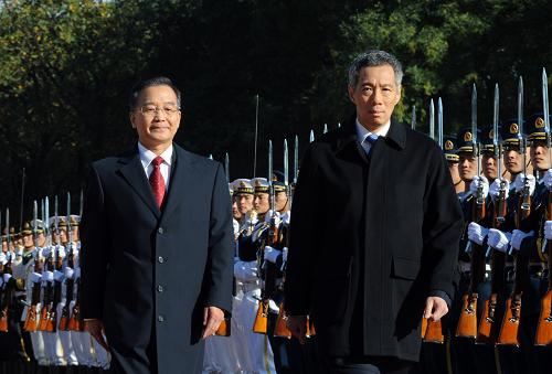 10月23日,中國國務(wù)院總理溫家寶在北京人民大會堂東門外廣場舉行儀式,歡迎前來出席第七屆亞歐首腦會議并對中國進行正式訪問的新加坡總理李顯龍。 新華社記者 高潔 攝