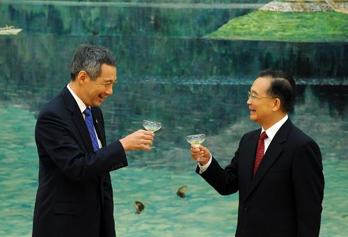 10月23日,中國國務(wù)院總理溫家寶在北京人民大會堂與新加坡總理李顯龍共同出席中新自由貿(mào)易協(xié)定和勞務(wù)合作諒解備忘錄簽字儀式。這是簽字后雙方舉杯祝賀。 新華社記者 李學(xué)仁 攝