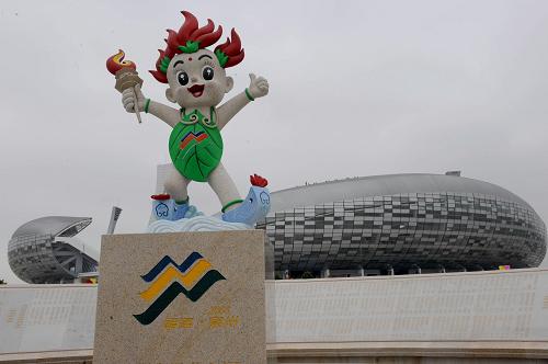 第六屆全國農(nóng)運(yùn)會(huì)即將開幕 第六屆全國農(nóng)民運(yùn)動(dòng)會(huì)將于10月26日至11月1日在福建省泉州市舉行。這是農(nóng)運(yùn)會(huì)主場館――泉州海峽體育中心前的運(yùn)動(dòng)會(huì)吉祥物“同同”。 新華社記者張國俊攝