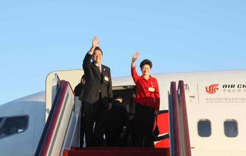 11月3日,海協(xié)會(huì)會(huì)長陳云林一行7時(shí)30分許乘機(jī)離京赴臺(tái),兩岸兩會(huì)最高領(lǐng)導(dǎo)人將在臺(tái)北舉行歷史性會(huì)談。 新華社記者汪永基攝