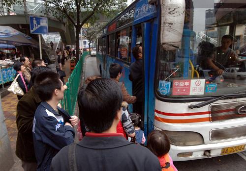 11月4日早晨,重慶市民在臨江門一個公交車站有序上車。 自11月3日開始的重慶出租車罷運4日上午仍在繼續(xù),截至記者發(fā)稿時,僅有少部分出租車上街營運。重慶市增加了公交車輛班次。 新華社記者劉潺攝