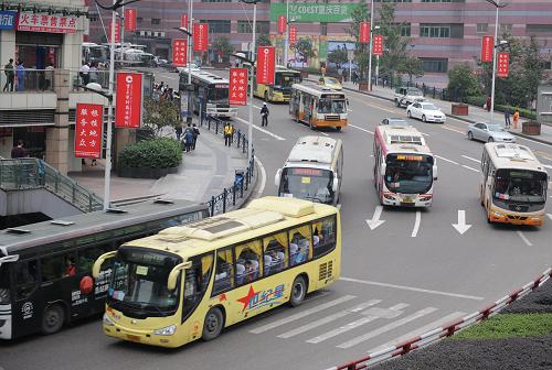 11月4日上午,公交車在重慶江北區(qū)街頭行駛。 自11月3日開始的重慶出租車罷運4日上午仍在繼續(xù),截至記者發(fā)稿時,僅有少部分出租車上街營運。重慶市增加了公交車輛班次。 新華社記者周衡義攝