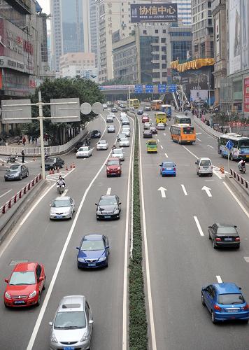 11月4日上午,重慶江北區(qū)街頭很難看到出租車。 自11月3日開始的重慶出租車罷運4日上午仍在繼續(xù),截至記者發(fā)稿時,僅有少部分出租車上街營運。重慶市增加了公交車輛班次。 新華社記者周衡義攝