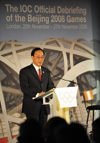 11月24日,北京市副市長(zhǎng)、北京奧組委執(zhí)行副主席劉敬民在開幕式上講話。當(dāng)日,國(guó)際奧委會(huì)2008年北京奧運(yùn)會(huì)總結(jié)會(huì)在倫敦開幕。國(guó)際奧委會(huì)主席羅格,北京市副市長(zhǎng)、北京奧組委執(zhí)行副主席劉敬民,倫敦市市長(zhǎng)鮑里斯·約翰遜,倫敦2012年奧組委主席塞巴斯蒂安·科等出席總結(jié)會(huì)開幕式。 新華社記者汪亞雄攝