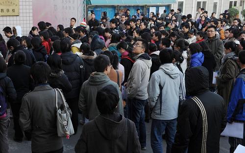 2009年度國家公務(wù)員考試筆試開考 11月30日,考生在北京市北緯路中學(xué)考點等候入場。 11月30日,2009年度中央機關(guān)及其直屬機構(gòu)公務(wù)員考試公共科目筆試在全國31個考區(qū)的38個城市同時舉行,全國有70余萬人參加考試。 新華社記者 宋為偉攝