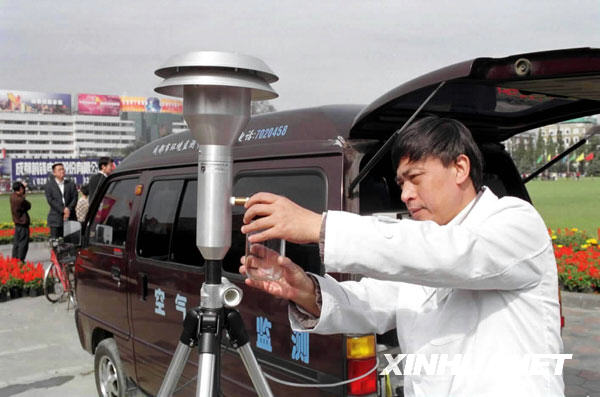 2000年10月14日,成都市“無車日”活動正式啟動。這是成都市環(huán)境監(jiān)測中心的技術(shù)人員在市中心進(jìn)行“無車日”空氣質(zhì)量監(jiān)測。 2000年10月14日,四川省成都市在全國率先開展了“無車日”活動,從而成為中國第一個舉辦并加入全球“無車日”活動的城市。“無車日”的宗旨是增強(qiáng)群眾環(huán)保意識,使他們了解空氣污染的危害,鼓勵人們使用更為清潔的交通工具。新華社發(fā)