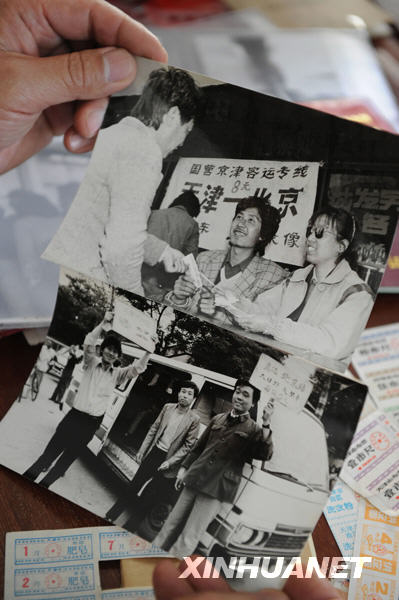 10月24日,在天津檔案館征集部,王樹森副主任整理改革開放30年票證及老照片。 為紀(jì)念改革開放30年,天津檔案館近日整理并向社會征集改革開放以來人民居家生活的老物件、有價(jià)值的手稿、票據(jù)、老照片等,透過數(shù)百件物件,人們可略見30年天津城市的滄桑巨變。 新華社記者馬平攝