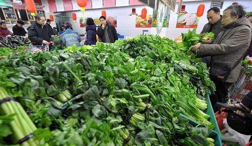 紅火的烏魯木齊節(jié)日市場(chǎng) 1月3日,市民在烏魯木齊市青年路好家鄉(xiāng)超市內(nèi)選購(gòu)新鮮蔬菜。 元旦期間,烏魯木齊市一些大型超市紛紛推出新的促銷(xiāo)手段和商品,吸引了眾多市民前來(lái)采購(gòu)。在烏魯木齊市青年路好家鄉(xiāng)超市內(nèi),每天前來(lái)購(gòu)買(mǎi)商品的顧客超過(guò)萬(wàn)人,銷(xiāo)售額也比去年同期有所增長(zhǎng)。 新華社記者 趙戈 攝
