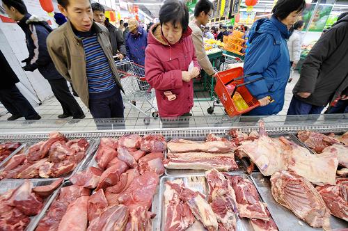 1月3日,市民在烏魯木齊市青年路好家鄉(xiāng)超市內(nèi)選購(gòu)冷鮮肉。 元旦期間,烏魯木齊市一些大型超市紛紛推出新的促銷(xiāo)手段和商品,吸引了眾多市民前來(lái)采購(gòu)。在烏魯木齊市青年路好家鄉(xiāng)超市內(nèi),每天前來(lái)購(gòu)買(mǎi)商品的顧客超過(guò)萬(wàn)人,銷(xiāo)售額也比去年同期有所增長(zhǎng)。 新華社記者 趙戈 攝