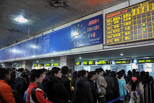 1月3日,在濟(jì)南火車站售票廳購票的旅客排起了長隊。 當(dāng)日,濟(jì)南火車站迎來售票高峰,各方向車票均出現(xiàn)緊張趨勢。由于今年1月假期集中,返鄉(xiāng)民工流、高校學(xué)生流和探親流出現(xiàn)多流疊加現(xiàn)象,山東交通系統(tǒng)較往年提前10日進(jìn)入“春運”。根據(jù)濟(jì)南鐵路局春運方案,鐵路客流高峰將出現(xiàn)在1月20日,預(yù)計春運期間發(fā)送旅客將達(dá)到630萬人次,增幅16%。 新華社記者 朱崢 攝