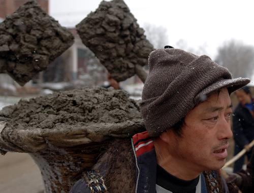 陜西漢中:九成倒房戶春節(jié)前可入住新房 1月5日,陜西省漢中市寧強(qiáng)縣高寨子鎮(zhèn)薛家壩村受災(zāi)群眾用背簍運送混凝土,冒雪建房。 歲末年初,記者在陜西省漢中市采訪了解到,各級政府的扶持大大加快了受災(zāi)群眾的建房速度,春節(jié)前絕大多數(shù)倒房戶可以住進(jìn)新居。 新華社記者 陳鋼 攝