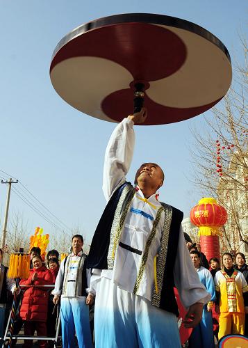 品民俗文化 迎新春佳節(jié) 1月18日,一名民間藝人舞起巨型空竹。 當(dāng)日,為期3天的北京市朝陽(yáng)區(qū)南磨房鄉(xiāng)第二屆民俗文化節(jié)開幕,吸引眾多市民來看表演、品小吃、購(gòu)年貨。 新華社發(fā)(鄭永 攝)