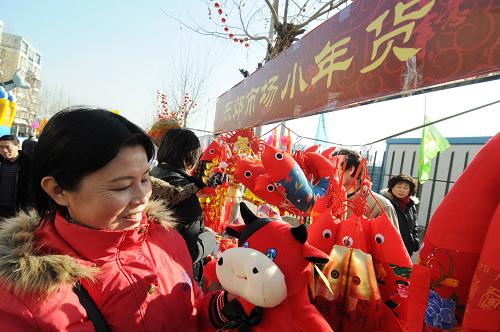 1月18日,一名游客在挑選牛年玩偶。 當(dāng)日,為期3天的北京市朝陽(yáng)區(qū)南磨房鄉(xiāng)第二屆民俗文化節(jié)開幕,吸引眾多市民來看表演、品小吃、購(gòu)年貨。 新華社發(fā)(鄭永 攝)