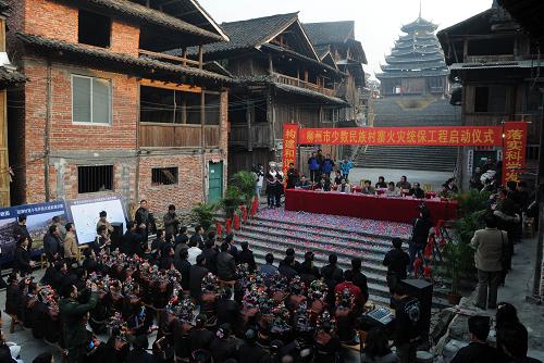 柳州實施村寨火災統(tǒng)保工程改善少數(shù)民族民生 1月17日,廣西柳州市少數(shù)民族村寨火災統(tǒng)保工程在三江侗族自治縣林溪鄉(xiāng)冠洞村冠小屯啟動。 柳州市政府出資為三江侗族自治縣、融水苗族自治縣、融安縣的12萬座木結構住房購買了包括火災、洪水、泥石流等10多種災害保險。據(jù)了解,當?shù)氐拿?、侗、瑤等少?shù)民族大多住在偏遠山區(qū),村民住房以木結構吊腳樓為主,往往是幾十戶、幾百戶人家連成一片,若發(fā)生自然災害和村寨火災,損失嚴重。 新華社發(fā)(李斌 攝)