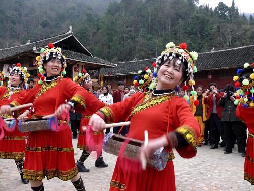 2月25日,在石阡縣坪山鄉(xiāng)堯上仡佬族文化村舉行的敬雀節(jié)上,仡佬族婦女表演“仡佬嘣嘣鼓”。 當日,貴州銅仁地區(qū)石阡縣2009堯上仡佬族敬雀節(jié)在堯上仡佬族文化村開幕。仡佬族群眾舉行敬雀儀式,表演“仡佬毛龍”、儺戲、“仡佬嘣嘣鼓”等原生態(tài)節(jié)目,吸引了眾多村民和游客。敬雀節(jié)是石阡縣仡佬族群眾祈禱五谷豐登、家業(yè)興旺的民俗活動。 新華社發(fā)(陳曉嵐 攝)