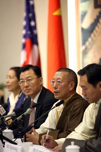 3月17日,中國全國人大西藏代表團(tuán)在華盛頓舉行記者會,向媒體介紹西藏經(jīng)濟(jì)社會發(fā)展情況。 新華社記者 袁滿 攝