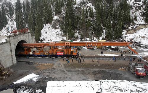 3月31日,在新疆尼勒克縣境內(nèi)的精伊霍鐵路北天山隧道出口,鋪軌機將一節(jié)軌排放置在隧道外的路基上,這標志著精伊霍鐵路已鋪軌到伊犁河谷。 精伊霍鐵路(精河-伊寧-霍爾果斯口岸)是國家重點建設(shè)工程,也是新疆首條電氣化鐵路,起于烏魯木齊至阿拉山口鐵路的精河站,穿過北天山主嶺,經(jīng)伊犁到達終點霍爾果斯口岸,全長285公里。目前,鋪軌按期通過北天山隧道,隨后將經(jīng)伊犁直奔霍爾果斯,并有望于今年年底建成。 新華社發(fā)(劉成剛 攝)