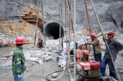 建設(shè)者在宜萬鐵路龍鱗宮隧道進(jìn)行灌漿作業(yè)(3月31日攝)。3月31日,宜萬鐵路龍鱗宮隧道2號溶腔處理進(jìn)入收尾階段,標(biāo)志著該隧道施工成功破解了溶腔處理難題。龍麟宮隧道位于湖北省恩施土家族苗族自治州境內(nèi),是宜萬鐵路的重難點(diǎn)工程,這里地質(zhì)條件復(fù)雜,給施工造成了極大困難。新華社記者 杜華舉 攝