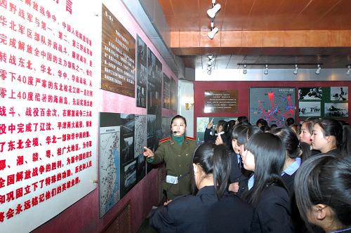哈爾濱鐵建技工學(xué)校的學(xué)生們在“四野”遼沈戰(zhàn)役前線指揮部舊址紀(jì)念館參觀(4月1日攝)。 “四野”遼沈戰(zhàn)役前線指揮部舊址紀(jì)念館位于黑龍江省雙城市,是著名的解放戰(zhàn)爭紀(jì)念地和黑龍江省省級文物保護單位。清明節(jié)期間,“四野”遼沈戰(zhàn)役前線指揮部舊址紀(jì)念館將免費開放,供各界群眾參觀。 新華社記者王松攝