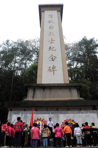 4月2日,福建省長汀縣幼兒園小朋友在瞿秋白烈士紀(jì)念碑前祭奠。 當(dāng)日,福建省長汀縣幼兒園小朋友來到瞿秋白烈士紀(jì)念碑祭奠英烈。清明前夕,長汀縣社會各界陸續(xù)前往烈士紀(jì)念園祭奠掃墓,緬懷革命先烈,接受愛國主義教育。 新華社記者 彭張青 攝