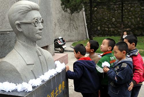 4月2日,福建省長汀縣幼兒園小朋友在瞿秋白烈士紀(jì)念碑前祭奠。 當(dāng)日,福建省長汀縣幼兒園小朋友來到瞿秋白烈士紀(jì)念碑祭奠英烈。清明前夕,長汀縣社會各界陸續(xù)前往烈士紀(jì)念園祭奠掃墓,緬懷革命先烈,接受愛國主義教育。 新華社記者 彭張青 攝