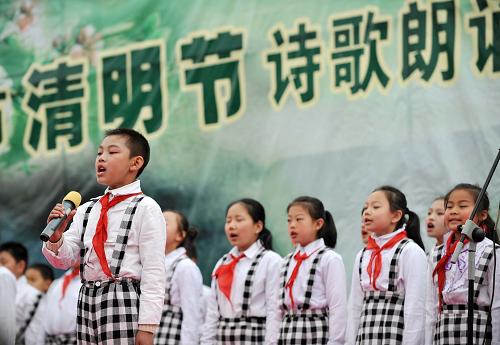 4月2日,銀川市興慶區(qū)景岳小學(xué)的學(xué)生們在表演詩朗誦《在懷念中前進》。 當(dāng)日,銀川市舉行清明節(jié)文藝展演,以緬懷先烈、歌頌英雄為主題的文藝節(jié)目吸引眾多市民觀看。 新華社記者 王鵬 攝