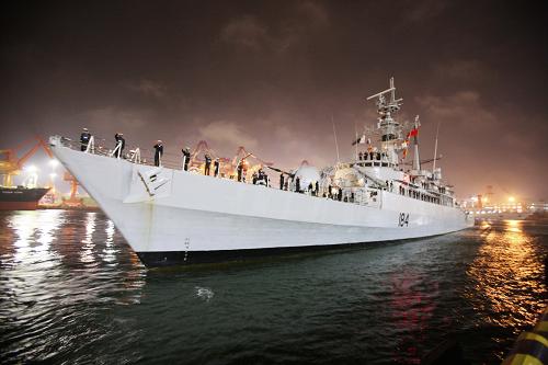 4月18日22時(shí),巴基斯坦海軍“巴德爾”號(hào)導(dǎo)彈驅(qū)逐艦駛抵青島港。 當(dāng)日,巴基斯坦海軍“巴德爾”號(hào)導(dǎo)彈驅(qū)逐艦和“納賽爾”號(hào)綜合補(bǔ)給艦,在巴基斯坦海軍第25驅(qū)逐艦支隊(duì)司令卡姆蘭準(zhǔn)將的率領(lǐng)下,順利抵達(dá)青島,參加紀(jì)念中國人民解放軍海軍成立60周年多國海軍活動(dòng)。 這兩艘軍艦剛剛參加完3月份在巴基斯坦卡拉奇阿拉伯海舉行的“和平—09”多國海上聯(lián)合軍事演習(xí)。“納賽爾”號(hào)補(bǔ)給艦曾于2003年訪問上海并參加首次中巴海上聯(lián)合搜救演習(xí)。 新華社記者查春明攝