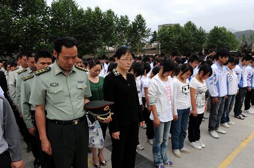 5月12日,軍民代表在“5·12”汶川大地震一周年紀(jì)念活動上默哀。 當(dāng)日,四川省青川縣在濱河廣場舉行“5·12”汶川大地震一周年紀(jì)念活動。各界人士參加活動,追思遇難同胞。 新華社記者李紫恒攝