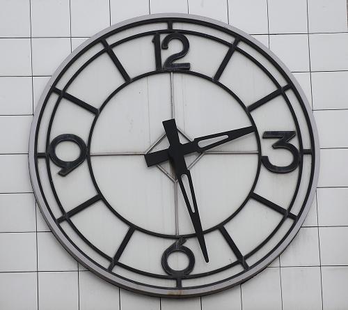一年后的這一刻·靜默的訴說 5月12日14時28分。 輕輕地低下頭,在這一刻,靜默,為了逝者。 鐘樓上的指針,到這一刻,停擺,整整一年。 裸露的巖石,仍在揭示著,地魔的暴戾??墒钱?dāng)和風(fēng)吹過殘壁,仍然無聲,你可看見,又是青青的山色。 刺目的殘垣,悄悄告訴你,那一刻的驚惶。不過拔地而起的新楹,應(yīng)可稍有撫慰,幾度戰(zhàn)栗的靈魂。 曾經(jīng)令人窒息的陰霾密布,每一絲黑暗都孕育著黎明曙光。身經(jīng)劫難百轉(zhuǎn)千回,苦痛凝煉出,澹泊堅忍的眼神。 跨越萬水千山的密密步伐,每一個腳印都見證了骨肉相連。山川重?zé)ㄘ剐沌婌`,深深鐫刻下,史詩般的浴火重生。 這一刻,我們選擇靜默,惟風(fēng)聲過耳。 這一刻,我們可以告慰逝去的人們。 四川綿竹市漢旺鎮(zhèn)廣場時鐘永遠(yuǎn)定格在14時28分(2008年6月17日攝)。 新華社發(fā) ------ 責(zé)任編輯 黃曉勇 王琛 徐亮