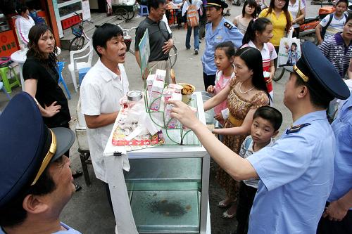 安徽含山啟動食品安全執(zhí)法宣傳周活動 6月2日,安徽省含山縣工商執(zhí)法人員在當(dāng)?shù)匾凰W(xué)邊的食品經(jīng)營攤點開展食品安全檢查。 當(dāng)日起,為貫徹和宣傳2009年6月1日開始實施的《中華人民共和國食品安全法》,安徽省含山縣工商部門聯(lián)合食品藥品監(jiān)督、質(zhì)量監(jiān)督等部門開展食品安全執(zhí)法宣傳周活動,在轄區(qū)的超市、農(nóng)村集市及校園周邊食品經(jīng)營場所開展食品安全大檢查,并向商戶和消費者廣泛宣傳《食品安全法》。 新華社發(fā)(程千俊 攝)