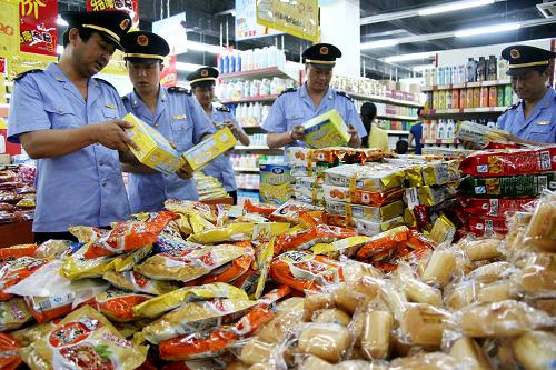 6月2日,安徽省含山縣工商執(zhí)法人員在當(dāng)?shù)匾患页袡z查食品。 當(dāng)日起,為貫徹和宣傳2009年6月1日開始實施的《中華人民共和國食品安全法》,安徽省含山縣工商部門聯(lián)合食品藥品監(jiān)督、質(zhì)量監(jiān)督等部門開展食品安全執(zhí)法宣傳周活動,在轄區(qū)的超市、農(nóng)村集市及校園周邊食品經(jīng)營場所開展食品安全大檢查,并向商戶和消費者廣泛宣傳《食品安全法》。 新華社發(fā)(程千俊 攝)