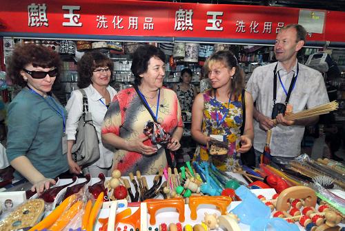 7月16日,外國客商在選購中國小商品。當(dāng)日,第六屆中國國際小商品交易會在黑龍江省齊齊哈爾市開幕,100多個類別的8萬余種小商品參展,來自韓國、蒙古、俄羅斯等國家和地區(qū)的客商以及浙江、吉林等地的小商品生產(chǎn)企業(yè)前來參會。新華社發(fā)(王勇剛 攝)