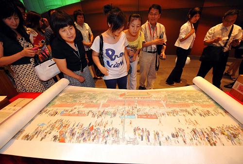 7月16日,觀眾在中華世紀壇欣賞《盛世長安圖》原作。新華社記者羅曉光攝