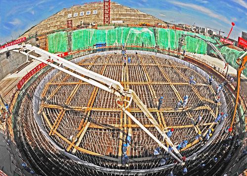 秦山核電站擴(kuò)建工程2號機組施工現(xiàn)場(7月17日攝)。新華社記者 譚進(jìn) 攝