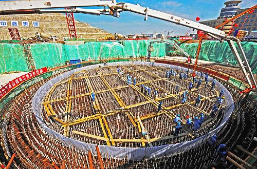 秦山核電站擴(kuò)建工程2號機組施工現(xiàn)場(7月17日攝)。新華社記者 譚進(jìn) 攝