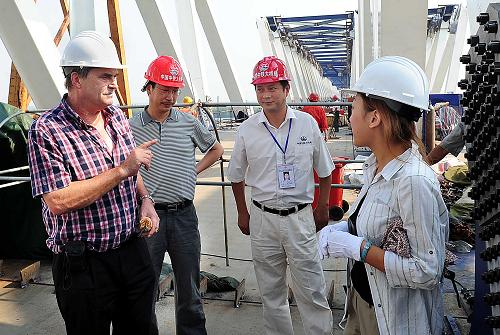 8月13日,一名擔(dān)任工程監(jiān)理工作的德國橋梁專家在施工現(xiàn)場了解工程進(jìn)展情況。 由中鐵大橋局承建的鄭州黃河公路鐵路兩用橋施工目前已進(jìn)入關(guān)鍵階段,800多名職工正日夜奮戰(zhàn)在工地上,以確保10月底完成全部鋼梁架設(shè),2010年5月竣工交付使用。鄭州黃河公鐵兩用橋公鐵合建部分全長9177米,鐵路設(shè)計(jì)時(shí)速350公里。 新華社記者 王頌攝