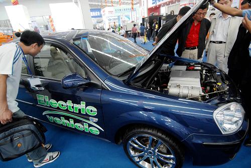 國(guó)產(chǎn)純電動(dòng)汽車亮相沈陽(yáng) 展出的電動(dòng)汽車吸引不少人駐足觀看(9月1日攝)。 由哈爾濱哈飛汽車工業(yè)集團(tuán)有限公司研發(fā)的純電動(dòng)汽車9月1日亮相沈陽(yáng)第八屆中國(guó)國(guó)際裝備制造業(yè)博覽會(huì)。這輛鋰離子純電動(dòng)汽車,最高車速可達(dá)到每小時(shí)130公里,20分鐘就可以快速充電80%,一次充電續(xù)駛里程達(dá)到180公里,基本性能與汽油車持平。 新華社記者 姚劍鋒 攝