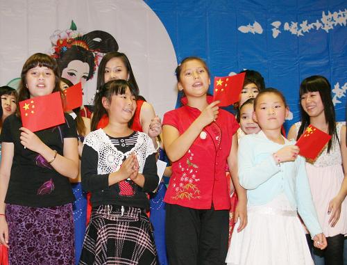 海外各界慶祝中國(guó)國(guó)慶和中秋節(jié) 10月2日晚,芬蘭赫爾辛基美灣學(xué)校的孩子們和全場(chǎng)來(lái)賓共同歌唱《大中國(guó)》。當(dāng)日,旅居芬蘭的近500名華僑華人和留學(xué)生在赫爾辛基參加了由芬蘭華人聯(lián)誼會(huì)舉行的聯(lián)歡晚會(huì),共同慶祝中國(guó)國(guó)慶和中秋節(jié)。 新華社記者趙長(zhǎng)春攝