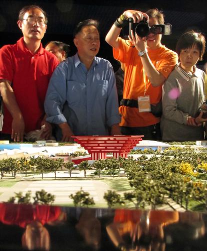 10月13日,參觀者在“走進世博會”展覽展廳拍攝世博園區(qū)沙盤上的中國館模型。 在2010年上海世博會開幕200天倒計時之際,“走進世博會——中國2010年上海世博會暨世博會歷史回顧展覽”在上海展覽中心拉開序幕。這個展覽通過展出200多幅世博會歷史圖片、18組歷屆世博會視頻資料,以及上海世博會園區(qū)沙盤和60多個世博參展方的場館模型,展示了世博會的百年發(fā)展歷程,吸引眾多參觀者前來觀看,提前感受世博會的精彩和亮點。 新華社發(fā)(井韋 攝)