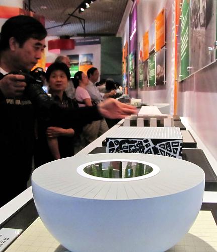 10月13日,參觀者在“走進世博會”展覽展廳觀看世博參展方的場館模型。 在2010年上海世博會開幕200天倒計時之際,“走進世博會——中國2010年上海世博會暨世博會歷史回顧展覽”在上海展覽中心拉開序幕。這個展覽通過展出200多幅世博會歷史圖片、18組歷屆世博會視頻資料,以及上海世博會園區(qū)沙盤和60多個世博參展方的場館模型,展示了世博會的百年發(fā)展歷程,吸引眾多參觀者前來觀看,提前感受世博會的精彩和亮點。 新華社發(fā)(井韋 攝)