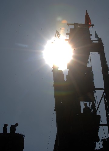 中鐵十二局集團(tuán)職工在青藏鐵路西格段增建二線巴燕鄉(xiāng)特大橋工地進(jìn)行橋梁鋪架作業(yè)(10月14日攝)。 目前青海正值深秋,青藏鐵路西寧至格爾木段增建二線工程正在加緊建設(shè)。經(jīng)過兩年多的建設(shè),青藏鐵路西格段增建二線工程今年年內(nèi)除關(guān)角隧道外全線將形成雙線運(yùn)輸能力。青藏鐵路西格段增建二線工程全長(zhǎng)290公里,總工期60個(gè)月,總投資超過100億元,計(jì)劃2012年全部完工。 新華社記者侯德強(qiáng)攝