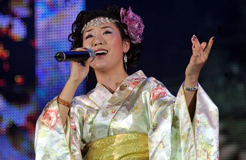 10月15日,在江蘇揚州舉行的中日韓文化交流論壇文藝晚會上,歌手酒井純子演唱日本風(fēng)情歌曲《北國之春》。 中日韓文化交流論壇第五次會議于10月15日至16日在江蘇揚州舉行,并舉辦展現(xiàn)三國特色文化的大型文藝晚會。論壇以“面向未來的中日韓文化交流”為主題,三方重點討論了如何進(jìn)一步加大文化交流,促進(jìn)三國睦鄰友好合作發(fā)展,加深世界對亞洲的理解。 新華社發(fā)(郭義富 攝)