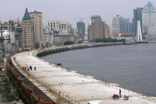 10月22日拍攝的建設(shè)中的上海外灘通道濱水區(qū)。 當(dāng)日,上海外灘通道南段工程的關(guān)鍵節(jié)點(diǎn)——跨越延安東路隧道施工成功完成,從而為整個(gè)外灘通道的順利貫通創(chuàng)造了良好條件。外灘通道工程全長(zhǎng)3315米,目前已進(jìn)入土建結(jié)構(gòu)施工的收尾階段,明年3月將全部完成投入使用。 新華社發(fā)