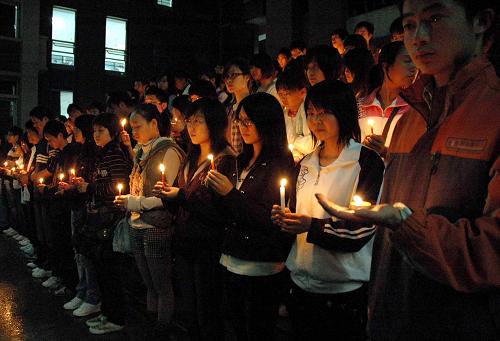 熒燭慰英靈 薪火永相傳 10月27日晚,大學(xué)生們?cè)谌紶T悼念犧牲的同學(xué)。 當(dāng)晚,上千名學(xué)生自發(fā)聚集起來(lái),燃起數(shù)千支蠟燭,追憶祭奠他們心中的“真心英雄”——為救落水少年不幸犧牲的同學(xué)陳及時(shí)、何東旭和方招。 為解救兩名落水少年,湖北長(zhǎng)江大學(xué)10多名大學(xué)生24日在荊江寶塔灣河段奮不顧身躍入江中展開施救。兩名少年最終得救,3名19歲大學(xué)生卻因水流湍急被沖入江中,不幸遇難。 新華社記者 魏夢(mèng)佳 攝
