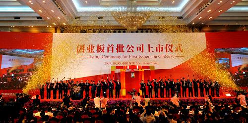 10月30日,創(chuàng)業(yè)板首批28家上市公司代表敲響上市鐘。 當日,深交所創(chuàng)業(yè)板首批28家上市公司股票順利開盤。 新華社記者馬平攝