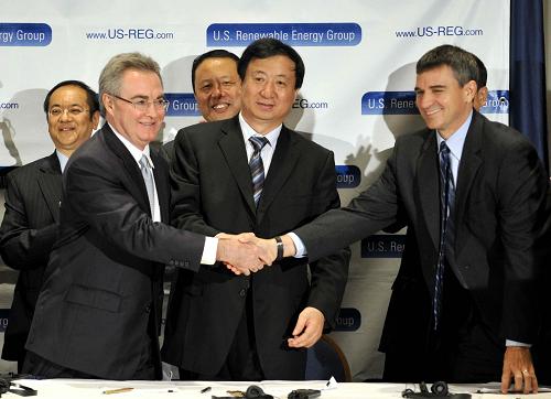 中美企業(yè)簽署新能源領(lǐng)域金額最大合作協(xié)議 10月29日,中國(guó)沈陽(yáng)能源集團(tuán)和美國(guó)可再生能源集團(tuán)及美國(guó)天空風(fēng)能有限公司在華盛頓簽署總額達(dá)15億美元的風(fēng)能合作投資協(xié)議,這是迄今為止中美企業(yè)在新能源領(lǐng)域簽署的金額最大的合作協(xié)議。 新華社記者張巖攝