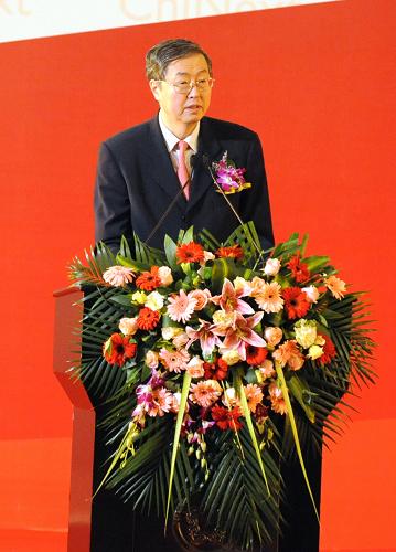 10月30日,中國人民銀行行長周小川在創(chuàng)業(yè)板首批公司上市儀式上講話。 當日,深交所創(chuàng)業(yè)板首批28家上市公司股票順利開盤。 新華社記者馬平攝