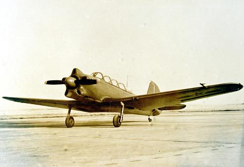1949年11月11日,在新中國成立40天后,人民空軍宣告誕生。 60年鍛鐵翼神箭,60年筑藍天長城。人民空軍沐浴黨的陽光,伴隨共和國前進的步伐,不斷成長壯大……今天,站在新起點上的人民空軍,已發(fā)展成一支由航空兵、地面防空兵、空降兵、通信兵、雷達兵、電子對抗兵等多兵種合成、具有信息化條件下攻防兼?zhèn)渥鲬?zhàn)能力的現(xiàn)代空中力量,成為捍衛(wèi)國家主權(quán)和民族尊嚴、維護國家安全和發(fā)展利益、應對多種安全威脅、完成多樣化軍事任務的“藍天鋼鐵長城”。 這是由洪都機械廠(今南昌飛機制造公司)研制的新中國第一架飛機雅克——18型(初教5)(資料照片)。 新華社 發(fā)