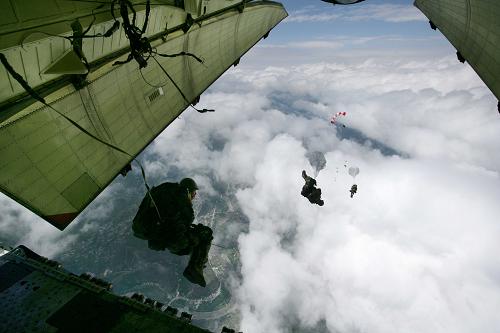 這是2008年5月14日,15名空降兵中從地震災(zāi)區(qū)茂縣上空4999米的高空奮不顧身地跳下。新華社 發(fā)